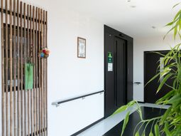 落ち着いた雰囲気のエントランス