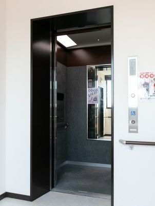 広々としたエレベーター