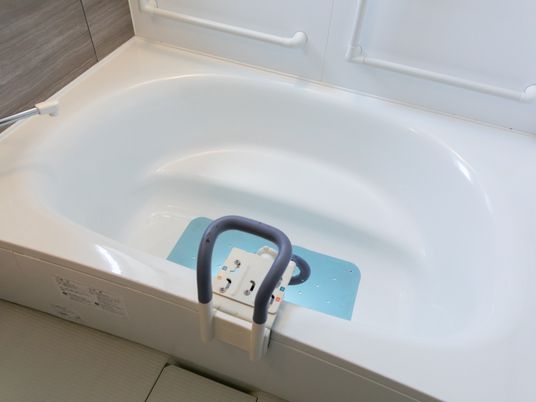 安全設備付きの浴室
