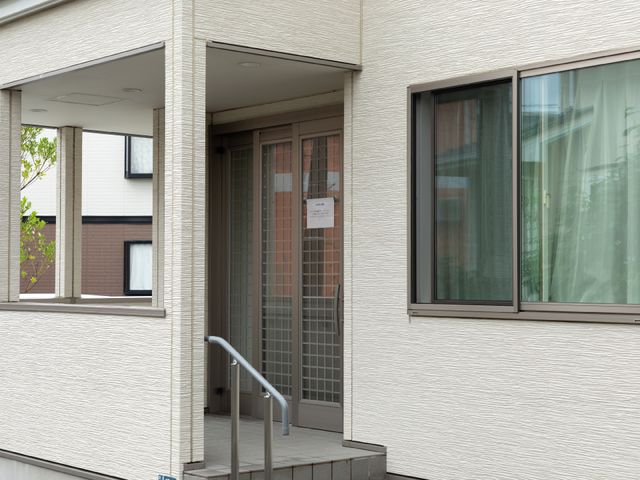 明るく清潔感のあるエントランス 入り口 手すり付きのエントランスは、安全かつ心地よいお迎えができる空間です。初めての方でも安心してご来訪いただけます。