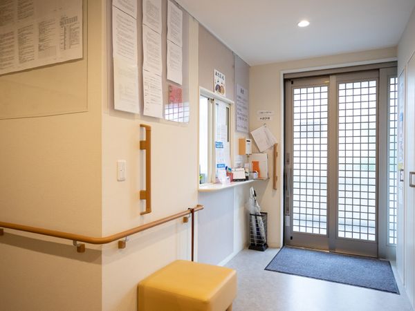 受付と掲示物がある廊下