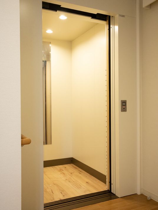 明るいエレベーターの内観