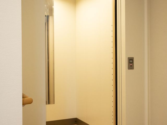 明るいエレベーターの内観 エレベーター ゆったりとした空間のエレベーターが設置されており、どなたでも安心して移動ができます。