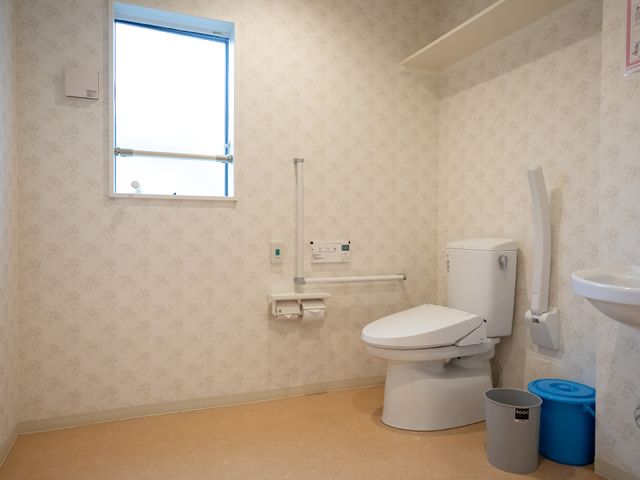 バリアフリー設計のトイレ サポート 広々としたスペースのトイレは、手すりや大型ボタンなど使い勝手を考慮した設計ですので、自立支援も期待できます。