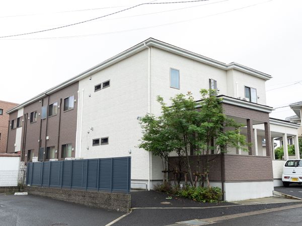 白壁の建物外観