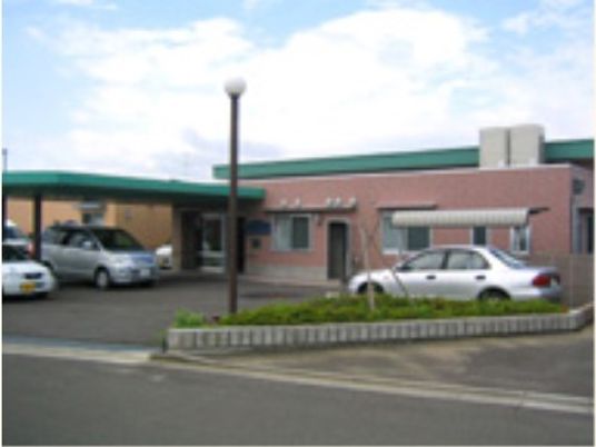明るい外観の建物