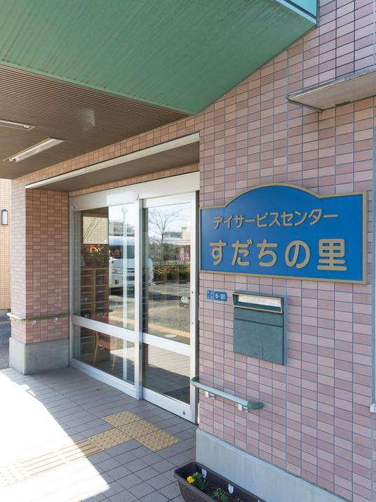 明るいエントランスの様子 