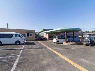 駐車場付きの広々とした外観 