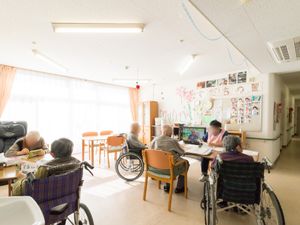 共有スペースで過ごす人々 