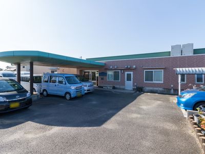 駐車場付き施設外観