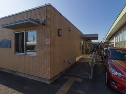 明るい建物の外観