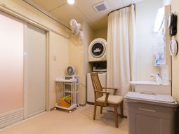 洗面台とクローゼットのある部屋