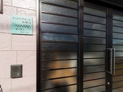 カラフルな看板のエントランス
