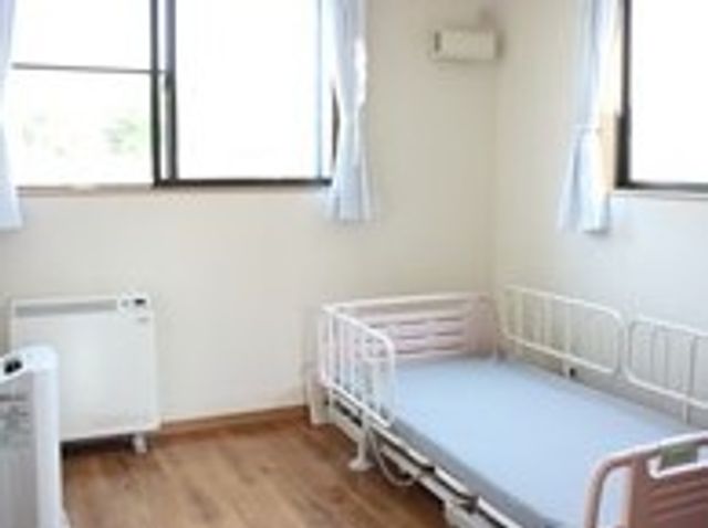 清潔感のある居室 居室 採光が心地良い居室で、快適な生活空間を提供しています。余計な物がなくシンプルな作りは清掃も行いやすくなっています。
