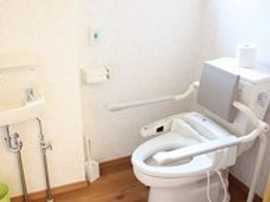 バリアフリー設計のトイレ
