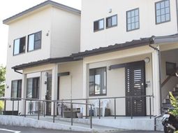 明るい外壁の建物外観