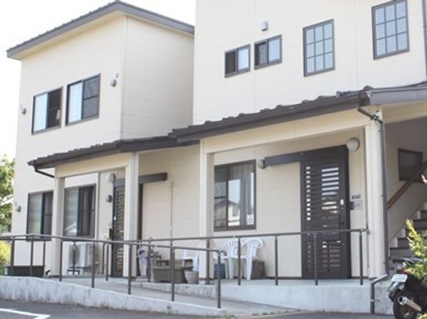 明るい外壁の建物外観