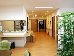 フロント付近の明るい廊下