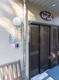 エントランスの掲示物と照明
