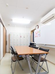 明るい多目的室の様子
