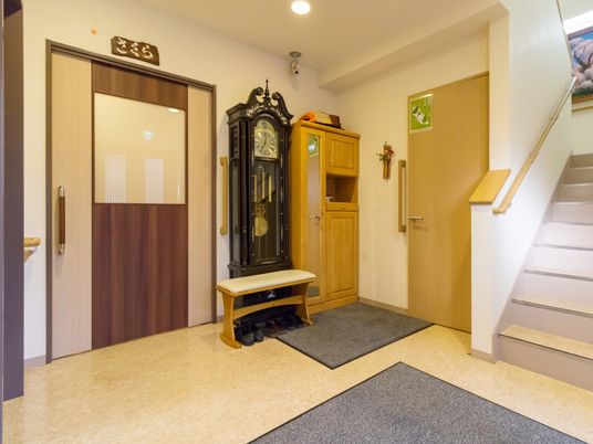 エントランスの時計と階段