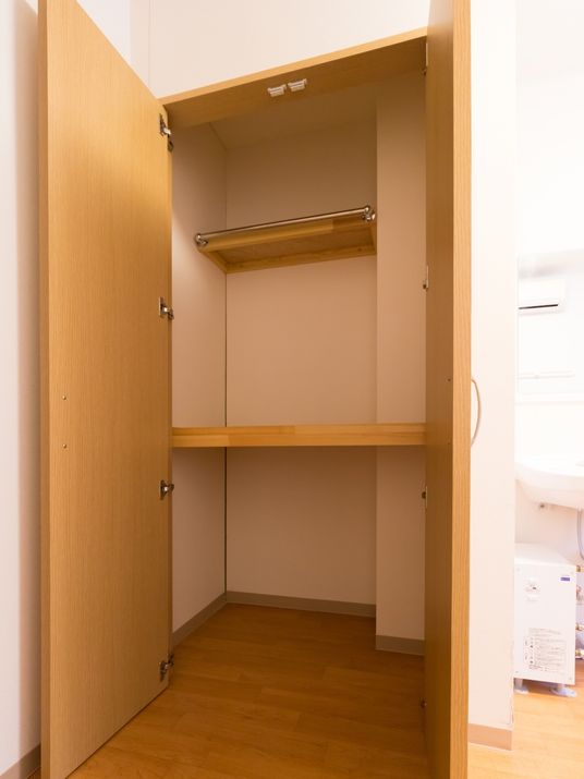 シンプルな木製クローゼット 