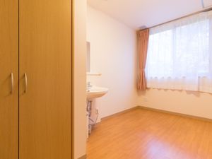  洋室と洗面台のある居室 