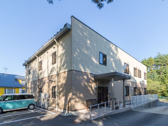 穏やかな外観の建物 