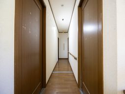 手すり付きの廊下  