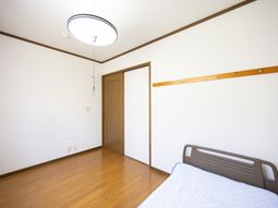 明るい居室の一角  