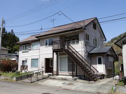 外階段のある建物外観  