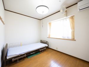 明るい個室の居室  