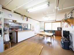明るい共有リビング  
