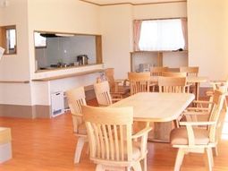 明るい食堂の光景