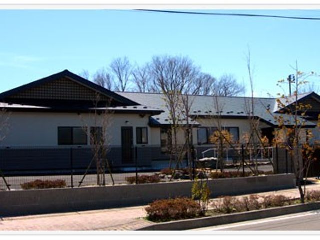 平屋の建物外観 外観   落ち着いた雰囲気の平屋建てで、周囲に木々が見える建物です。就業を考える方にとって、外から施設の雰囲気を確認しやすいです。