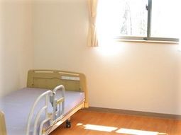 明るい個室の居室