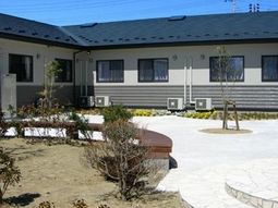 明るい中庭の景観