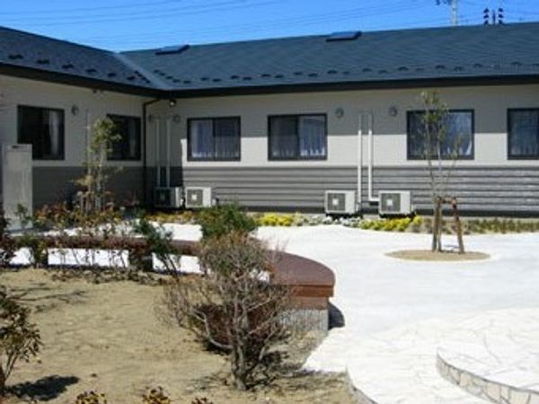 明るい中庭の景観