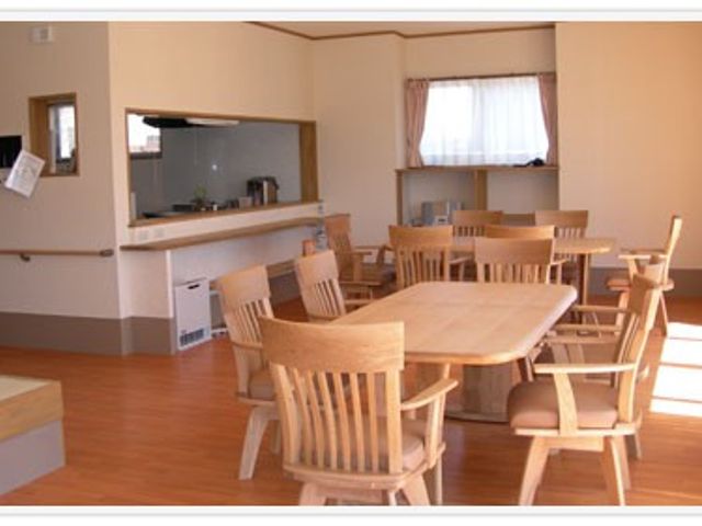 明るい食堂 食堂   木目調のテーブルと椅子が並ぶ、落ち着いた雰囲気の食堂です。窓から自然光が入り、ゆったり過ごしやすそうです。