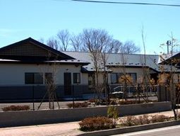 平屋建ての明るい施設外観