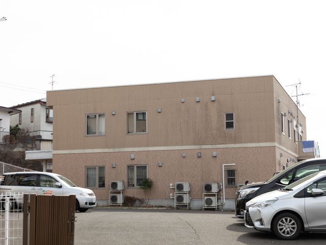 建物外観 外観 平屋建ての建物前には駐車スペースがあり、日々の通勤に便利な環境が整っています。シンプルで機能的な外観が、仕事に集中できる落ち着いた雰囲気を醸し出しています。