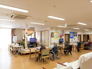 共用スペースでくつろぐ人々