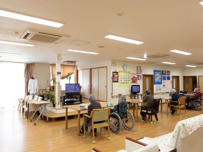 共用スペースでくつろぐ人々