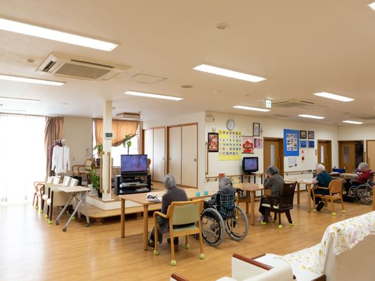 共用スペースでくつろぐ人々