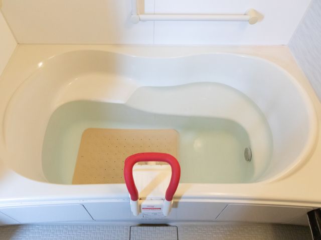 安全な介護用浴槽 浴室 安全を考えた手すり付きのゆったりとした浴槽です。入浴の際にサポートが必要な方にも安心してお使いいただけます。
