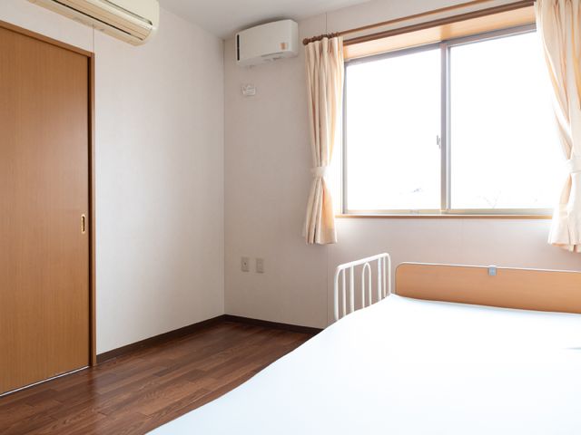 居室の明るい様子 居室 ゆったりとした空間の居室です。窓からは自然光が入り、明るく温かな雰囲気をお楽しみいただけます。