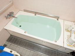 手すり付き浴槽の浴室  
