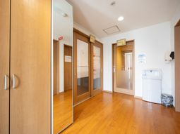 明るい廊下の洗面台  