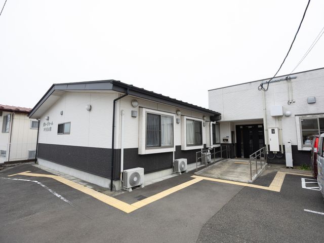 建物の外観 外観   白と黒を基調にした落ち着いた外観です。入口にはスロープがあり、出入りしやすい造りに見えます。