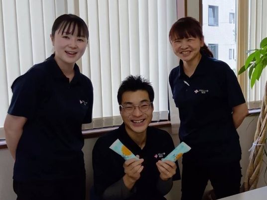 スタッフの笑顔と室内  